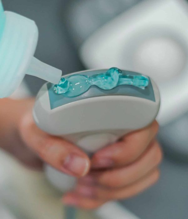 putting_an_oil_on_ultrasound_machine